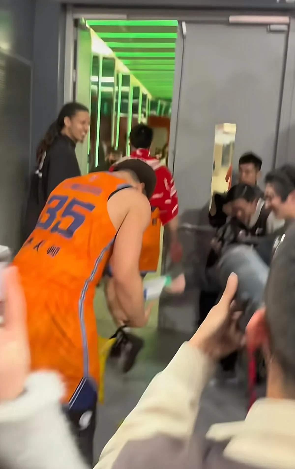 包含上海男篮首轮止步，球迷惋惜叹息的词条