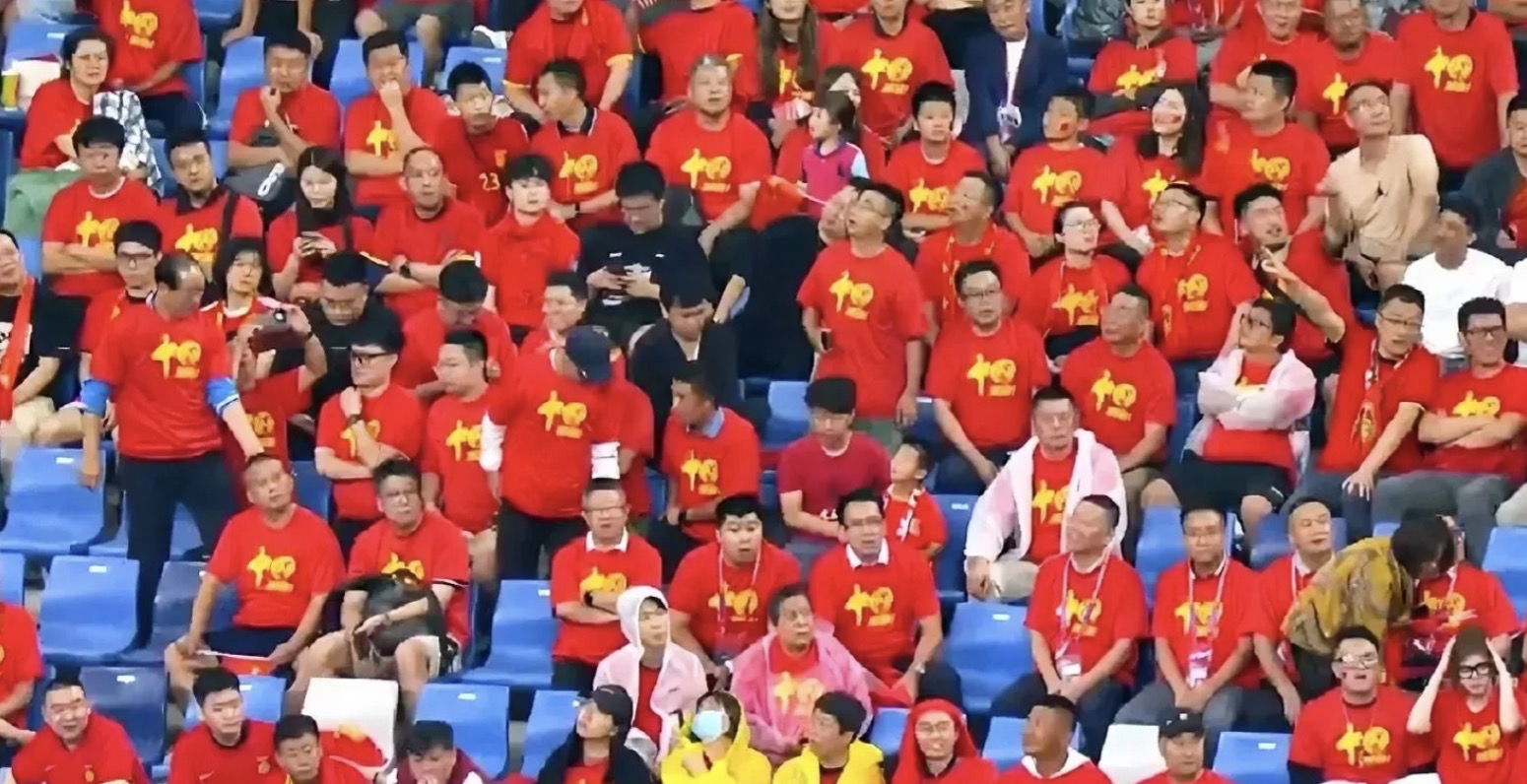 中国足球联赛热点赛事频现，球迷热情高涨