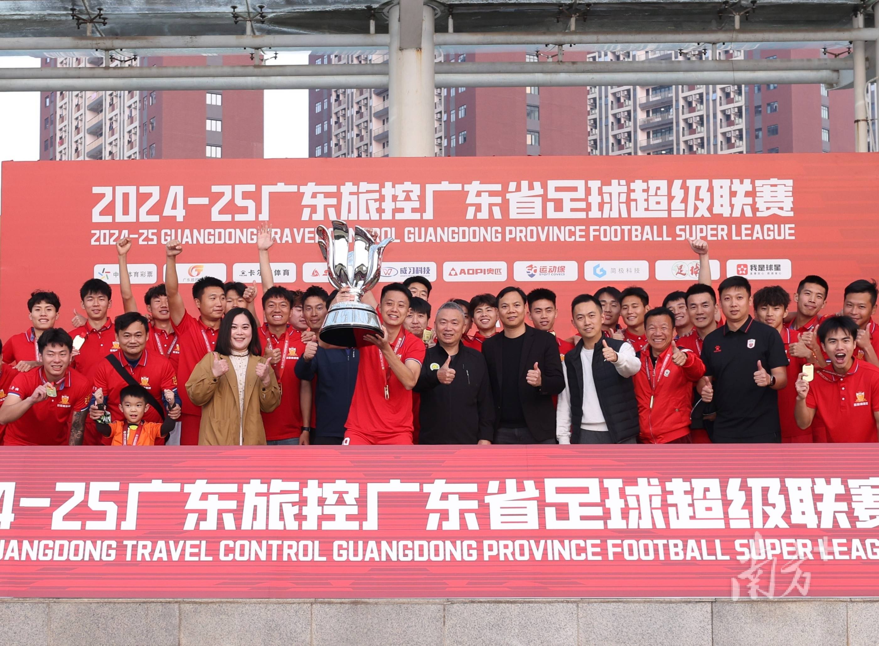 中国足球联赛热点赛事频现，球迷热情高涨